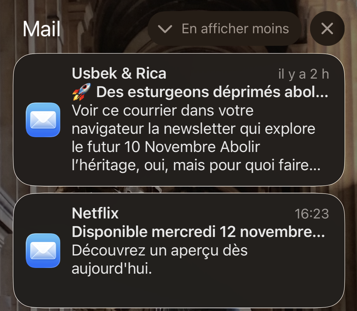 Deux notifications mail sont affichées, on voit mieux le texte blanc avec un fond sombre après les réglages.