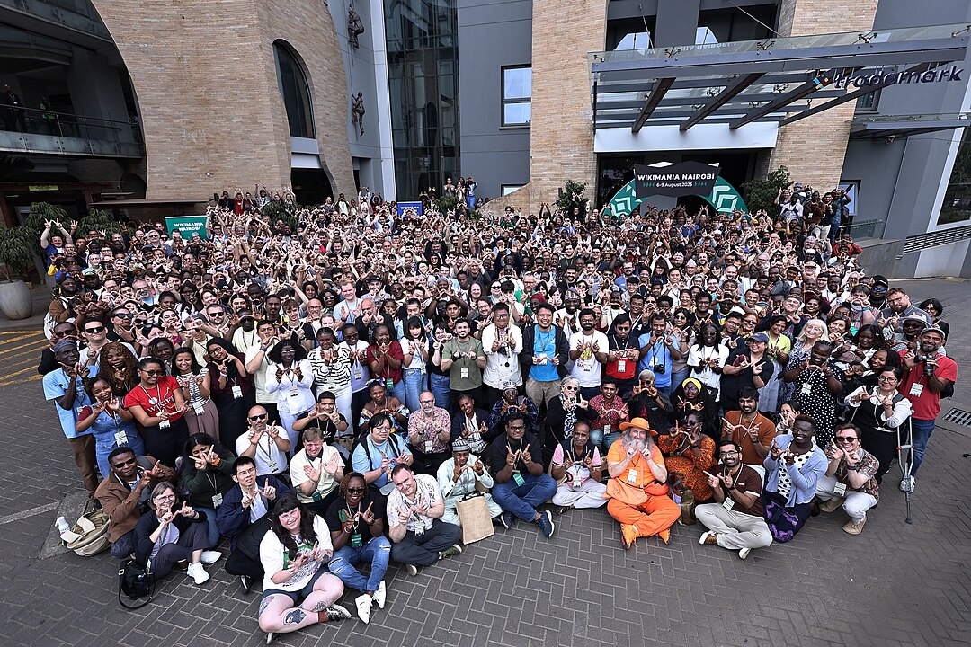 Photo d’un groupe de personnes rassemblées, toutes sont des personnes qui contribuent au monde wiki