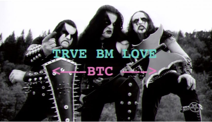 Trois hommes aux cheveux longs maquillés sur la figure de manière gothique accompagné d'un texte : Trve BM Love