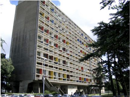 Immeuble avec des façades colorées en rouge, jaune, bleu et blanc
