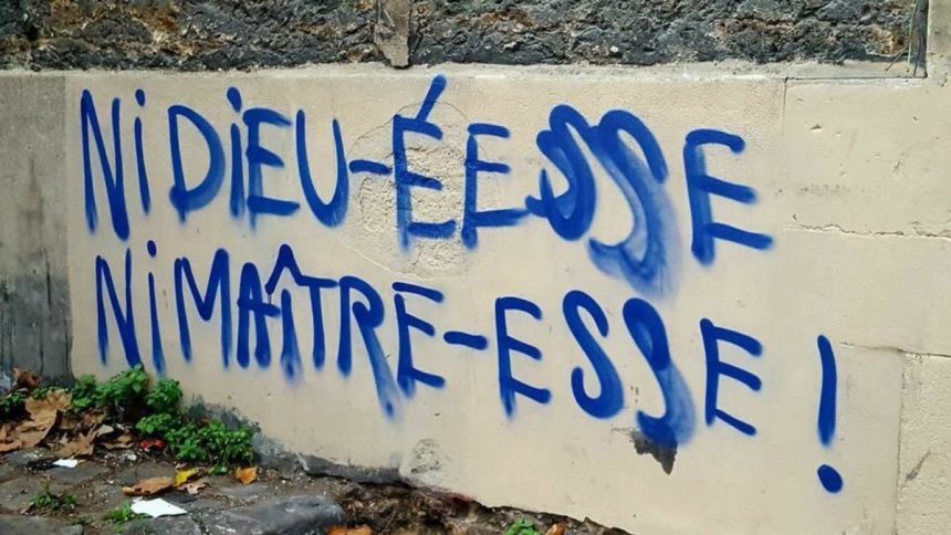 "Ni Dieu-éesse, ni maître-esse !" sous forme de graffiti