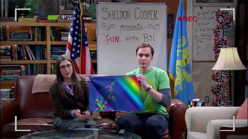 Photo de Sheldon Cooper de la série Big Bang Theory, il tient un drapeau avec une licorne et derrière lui se trouve un tableau blanc où il y a écrit Sheldon Cooper présente Fun avec HSL. C'est une image détournée de la série.