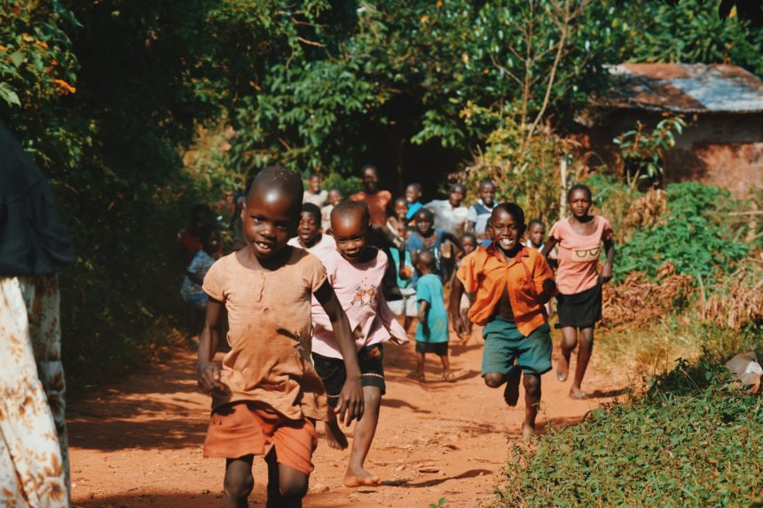 enfants qui courent en Afrique