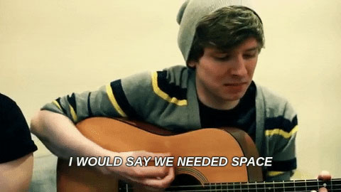 Jeune guitariste qui chante : I would day we needed space