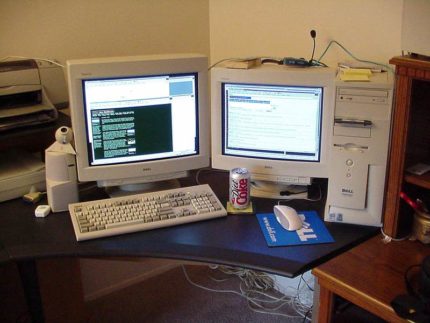Installation bureautique typique des années 90 : PC avec lecteur de disquette, écrans cathodiques, souris à boule…