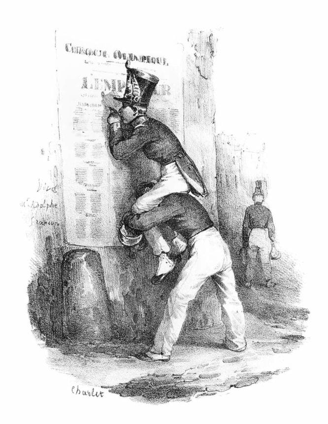 Illustration noir et blanc. Un soldat juché sur les épaules d'un autre déchiffre péniblement une affiche en petits caractères.